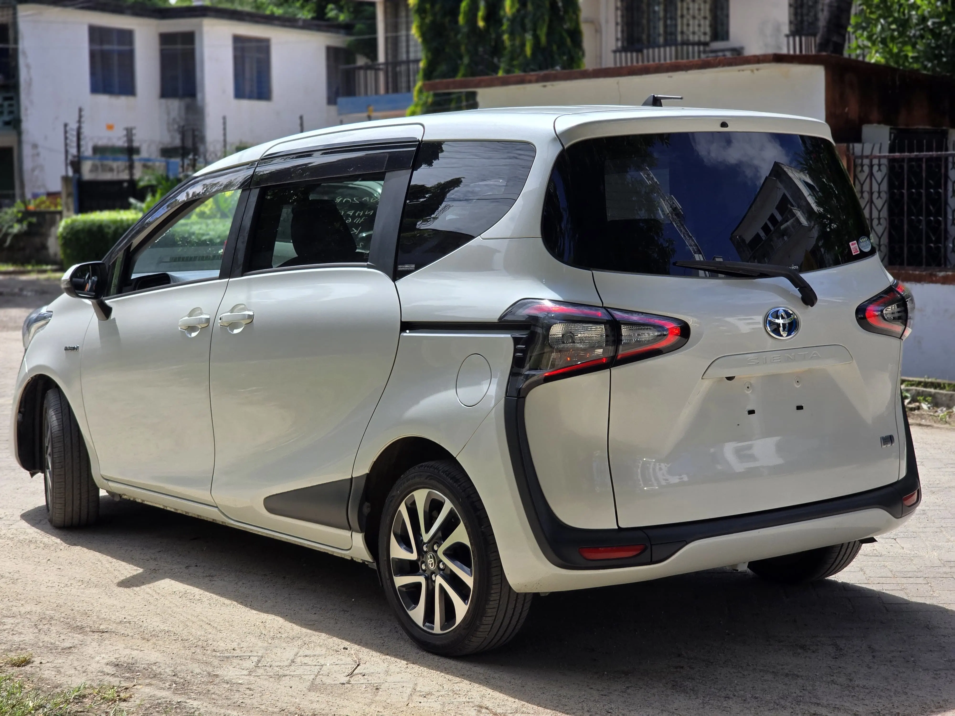 Toyota Sienta rear